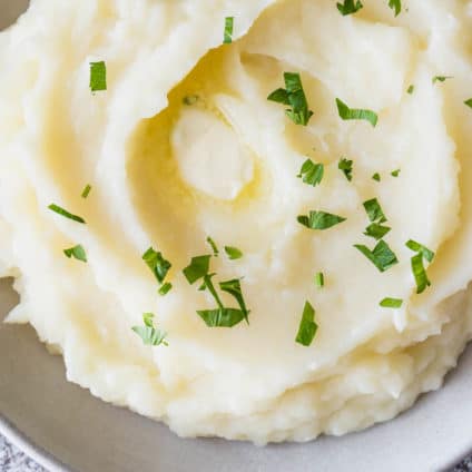 Less than 30 minutes to make the best mashed potatoes in the world. Read on for my tried and tested tips and tricks for fool-proof fluffy mashed potatoes every time! #mashedpotatoes #InstantPot #InstantPotmashedpotatoes #sidedish #potato