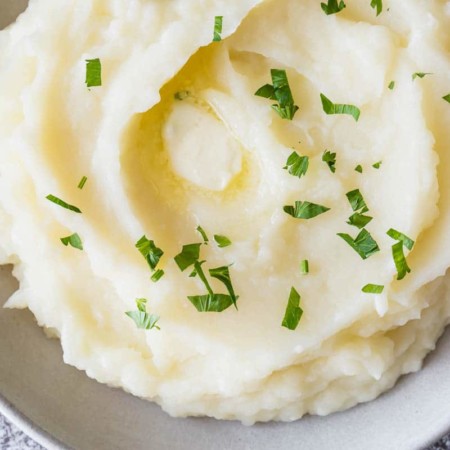 Less than 30 minutes to make the best mashed potatoes in the world. Read on for my tried and tested tips and tricks for fool-proof fluffy mashed potatoes every time! #mashedpotatoes #InstantPot #InstantPotmashedpotatoes #sidedish #potato