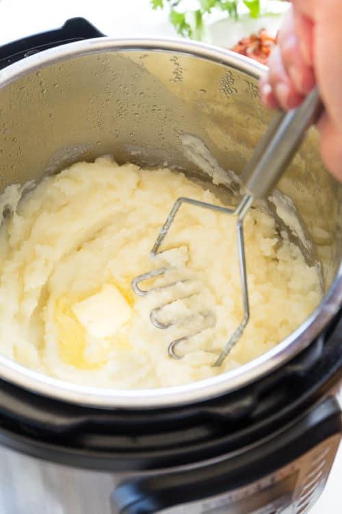 We love making mashed potatoes in Instant Pot. It takes less than 30 minutes and just ONE bowl!! #mashedpotatoes #InstantPot #InstantPotmashedpotatoes #sidedish #potato