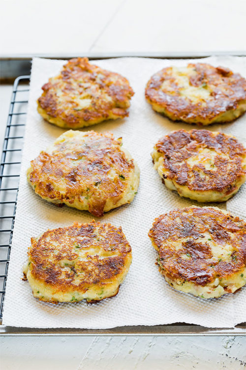 Peaky eaters delight! These quick and easy loaded mashed potato patties are quite a crowd-pleaser! #leftovermashedpotatoes #potatocakes #potatopatties #easydinner #sidedish #potatoes #busycooks