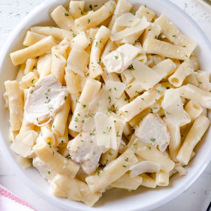 Got 30 minutes to cook dinner? Make this creamy dreamy Instant Pot chicken alfredo pasta in less than 30 minutes, half of which is inactive time!!! Effortless and easy, kid-approved comfort food for a busy weeknight! What's not to love here, right? #instantpotrecipe #weeknightrecipe #busycooks #easydinner #instantpotpasta
