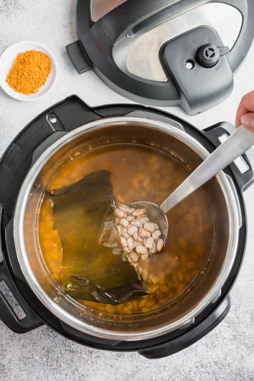 Quick and easy way to cook pinto beans in an Instant Pot without presoaking. #pintobeans #drybeans #instantpotrecipe #busycooks