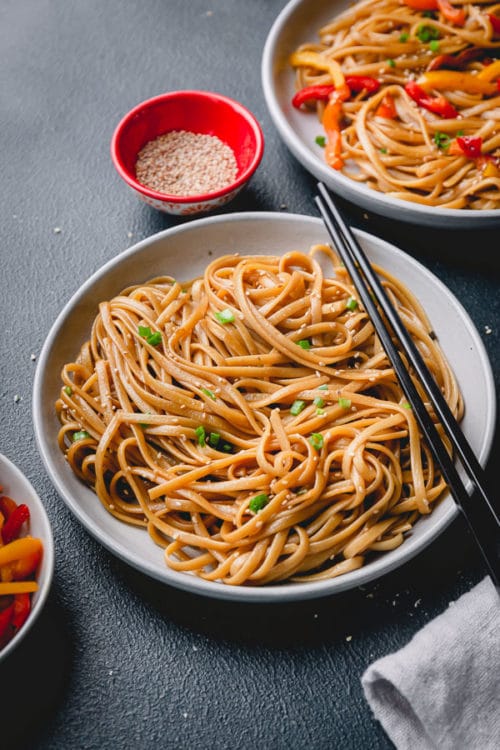 These sesame noodles can be ready to serve in 15 minutes, yes that’s not a typo! Quick as ever, versatile and flavorful, this quick noodle dish is a huge hit even with kids! #sesamenoodles #noodlesdish #asiannoodledish