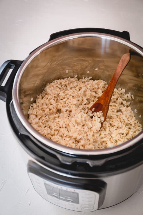 Proven method to cook perfectly fluffy and chewy brown rice in Instant Pot. #instantpotrice #brownrice