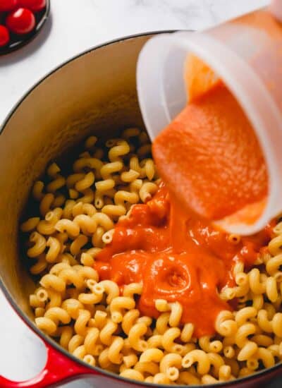Tomate sauce poured over cooked pasta.